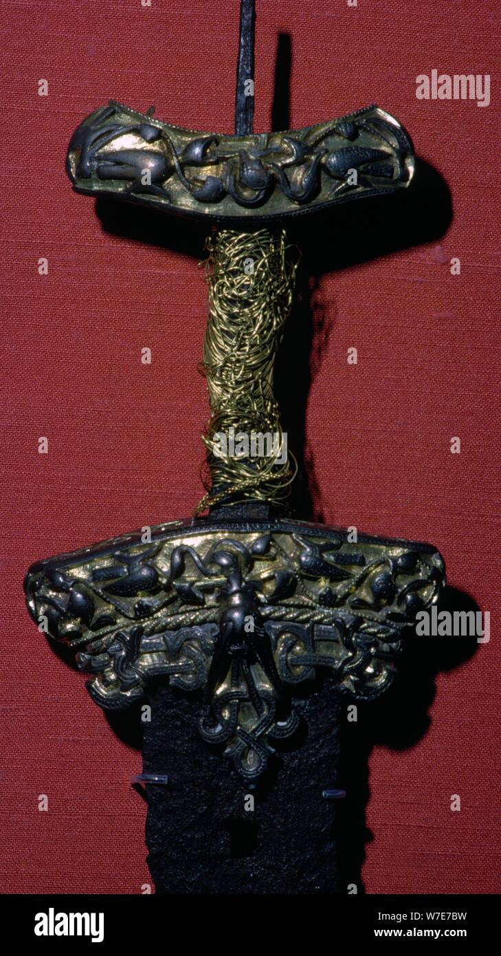 Espada Vikinga con empuñadura de plata y oro, 8ª-11ª siglo. Artista: Desconocido Foto de stock