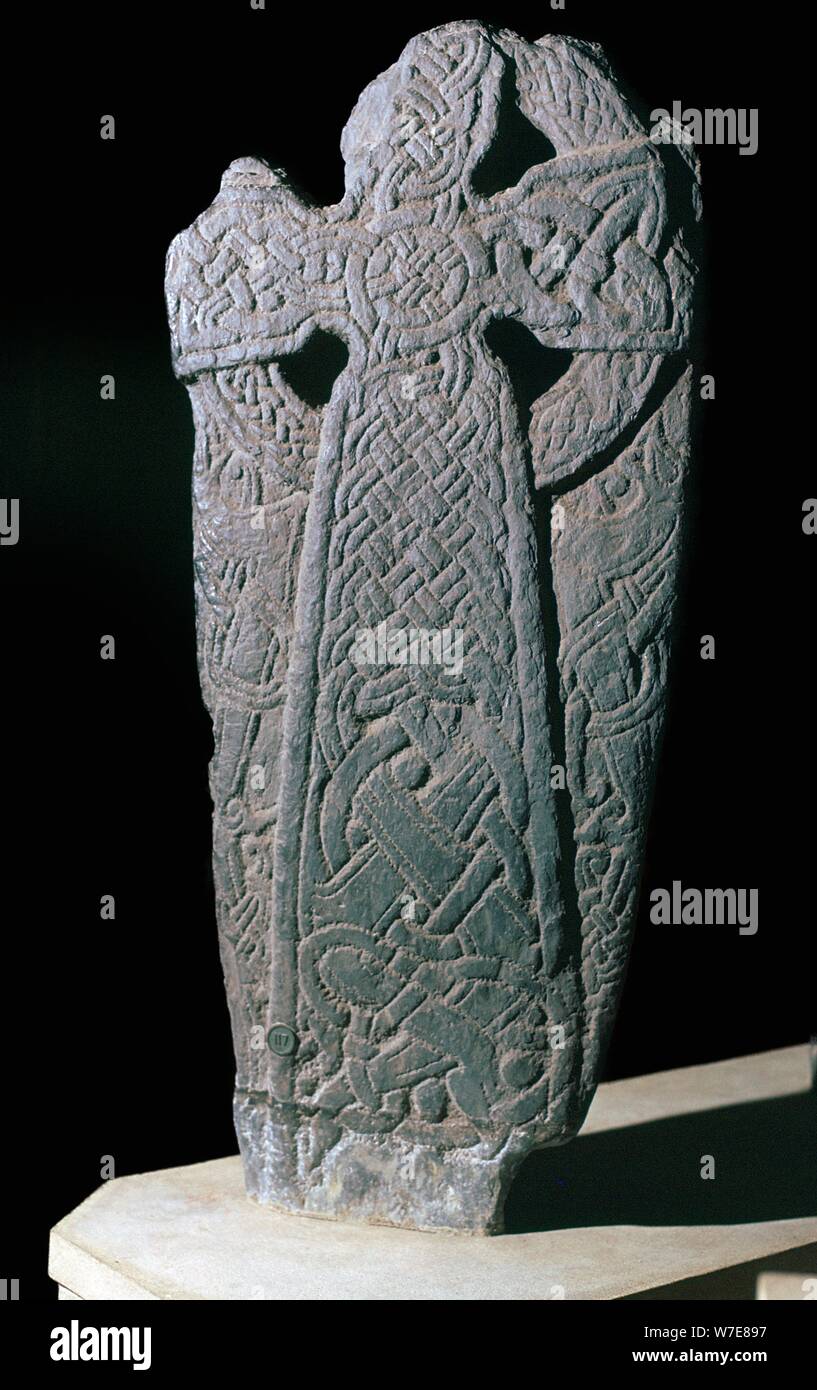 Norse dragón losa cruzada de la Isla de Man, en el siglo 11. Artista: Desconocido Foto de stock