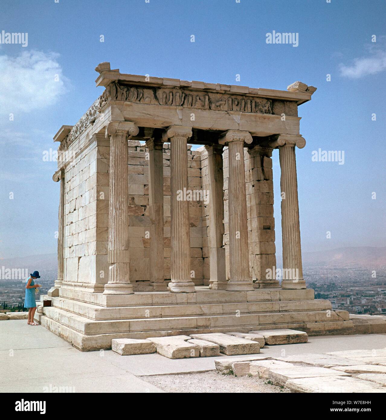 El Templo de Atenea Nike en la acrópolis, siglo V A.C. Artista: Desconocido  Fotografía de stock - Alamy