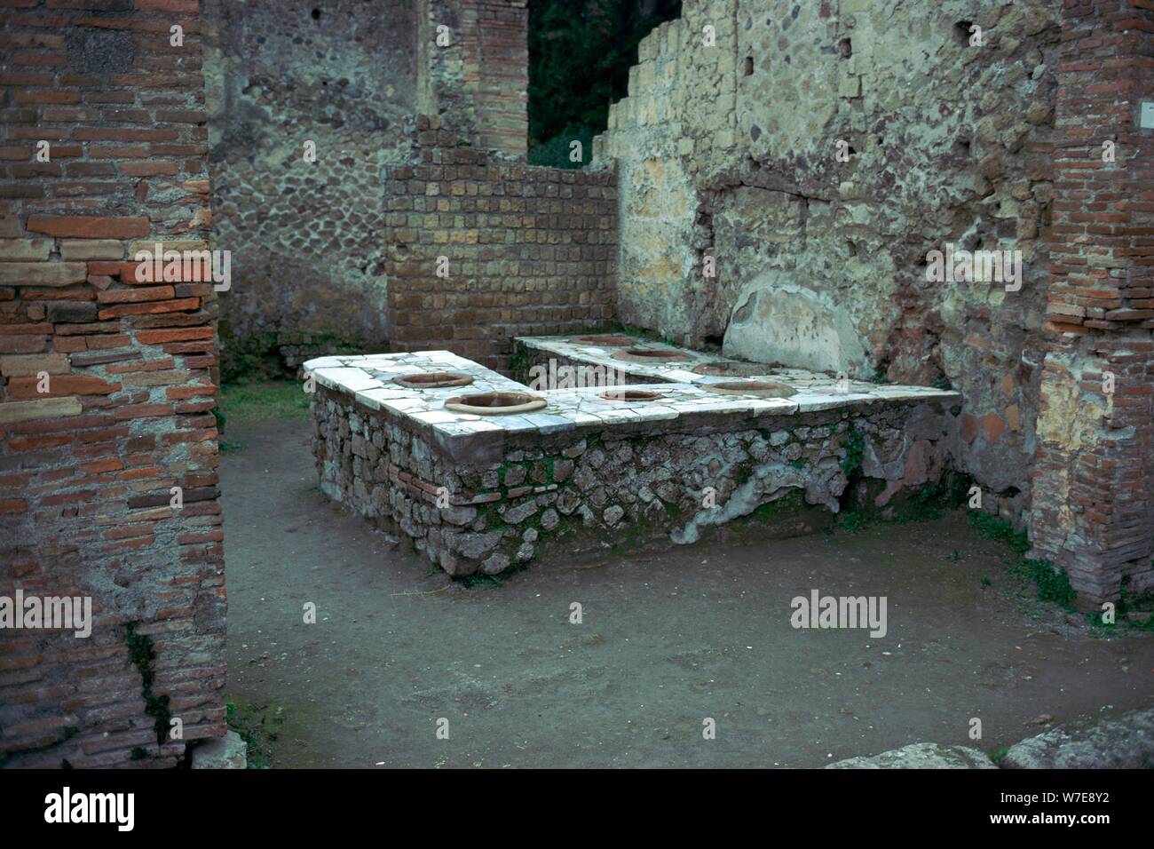 Comida romana-shop en Herculaneum, siglo primero. Artista: Desconocido Foto de stock