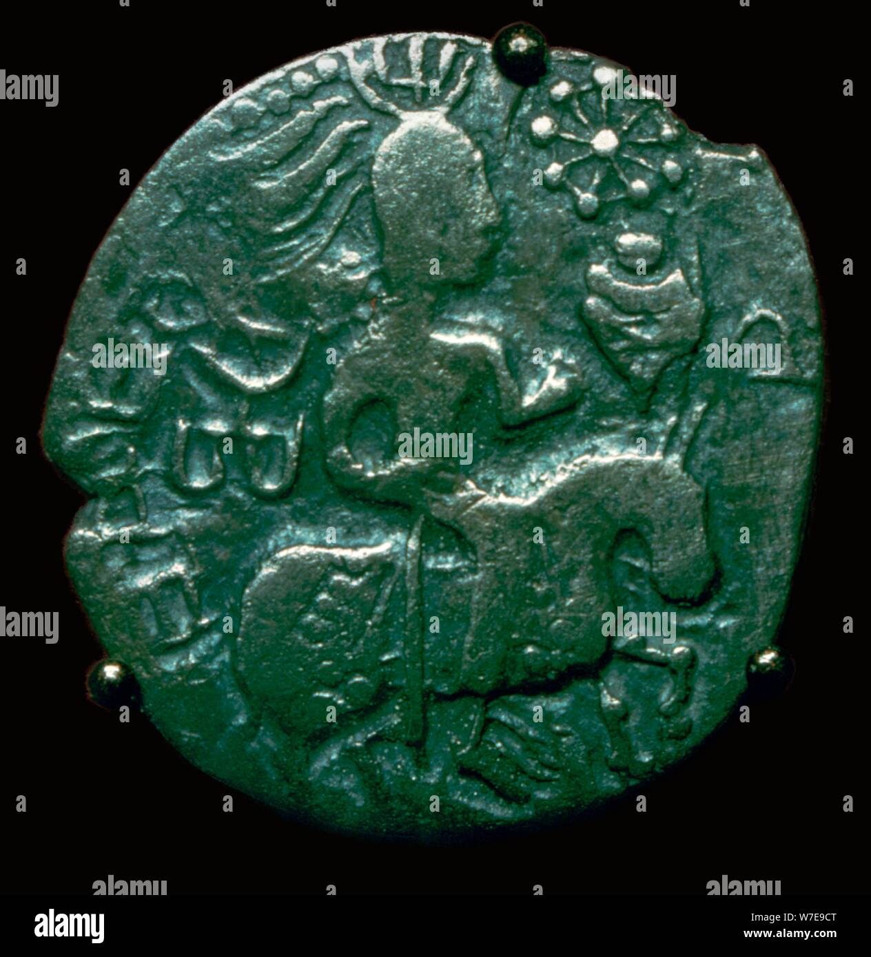 La moneda de plata de los Hunos copiando un estilo indio, siglo V A.C. Artista: Desconocido Foto de stock
