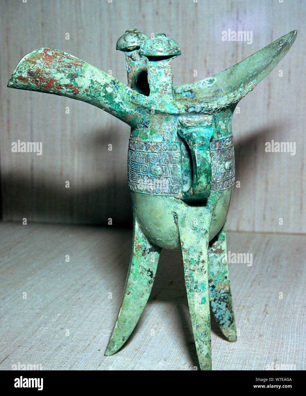 Buque chino libación de bronce, siglo XII A.C. Artista: Desconocido Foto de stock