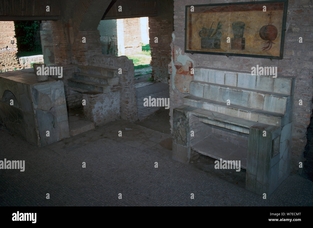 Interior de una tienda de alimentos en la ciudad romana de Ostia, 2º siglo. Artista: Desconocido Foto de stock