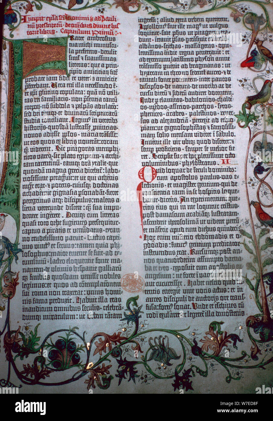 Una página de la Biblia de Gutenberg, del siglo XV. Artista: Johannes Gutenberg Foto de stock