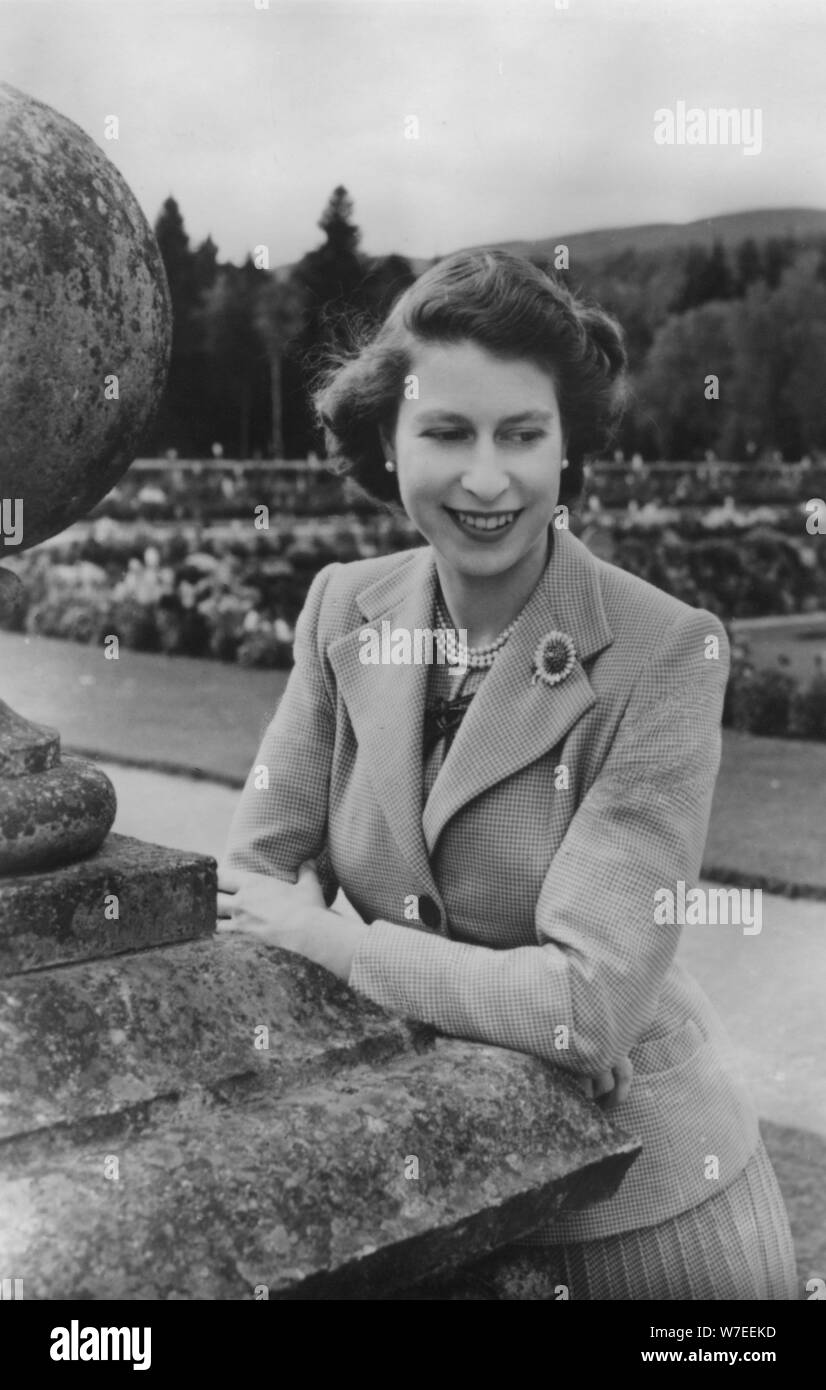 La reina Isabel II en Balmoral, el 28 de septiembre de 1952. Artista: Lisa Sheridan Foto de stock