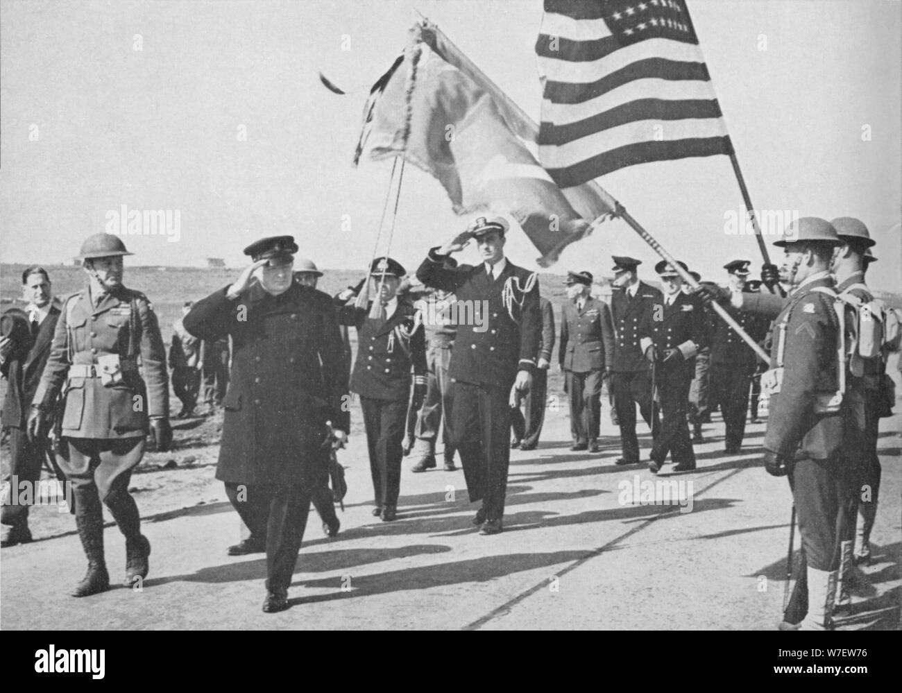 "Islandia visita. Churchill - con Ensign Franklin D. Roosevelt Jnr. Siguiente - Saludando las estrellas un Foto de stock