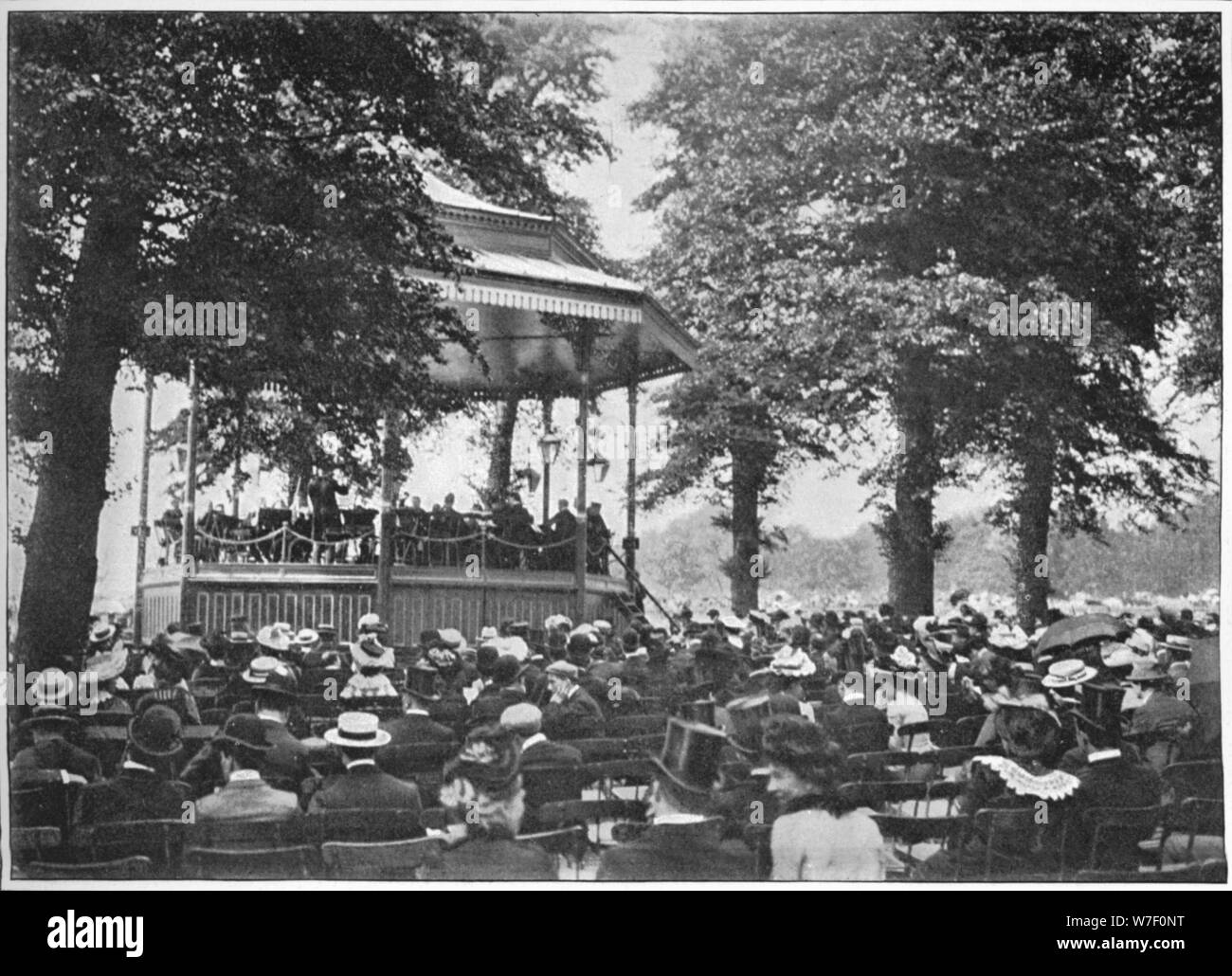 Una banda en Hyde Park, Londres, c1901 (1901). Artista: Desconocido. Foto de stock
