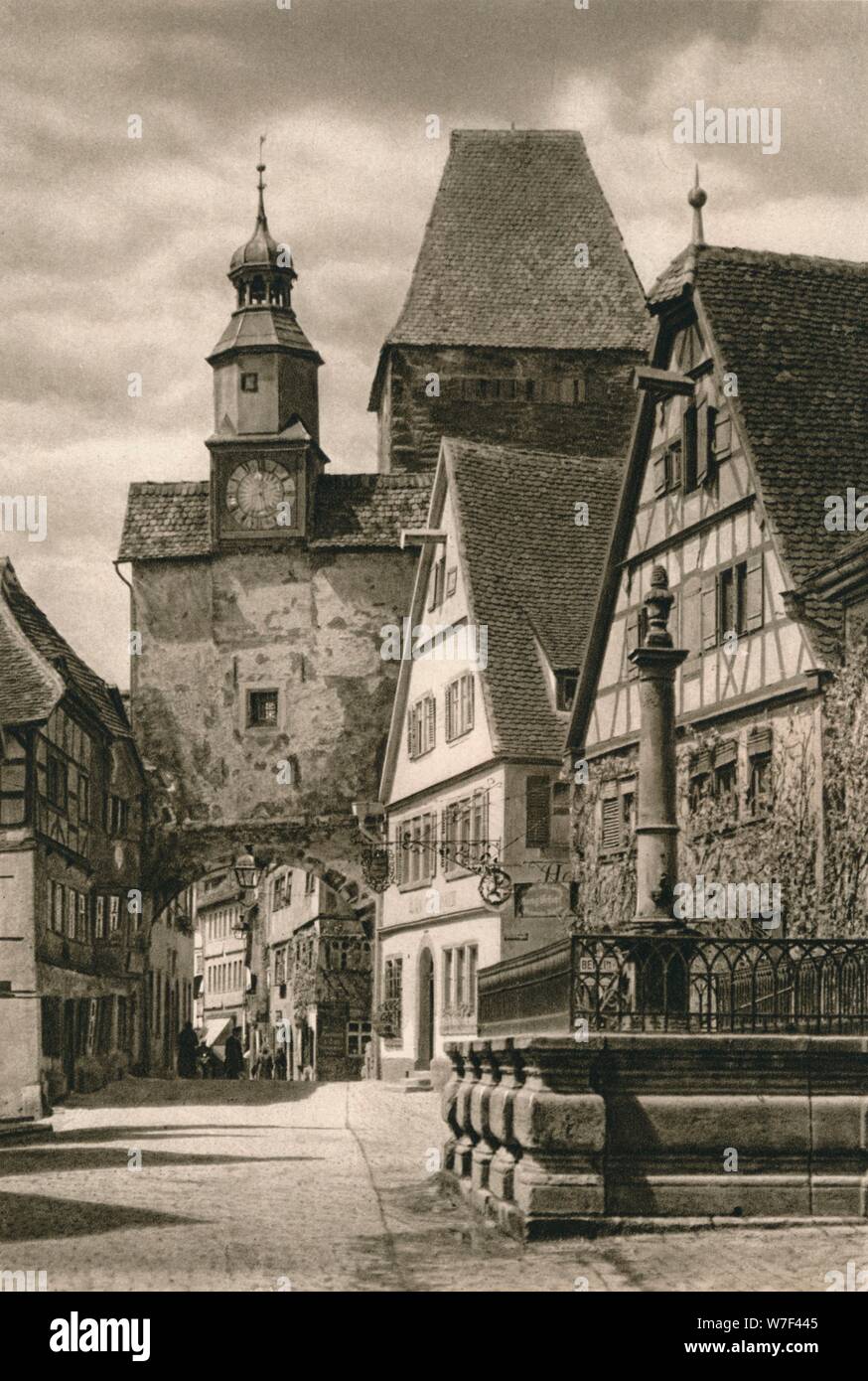 'Rothenburg o. d. T. - Roderbogen - Markusturm', de 1931. Artista: Kurt Hielscher. Foto de stock