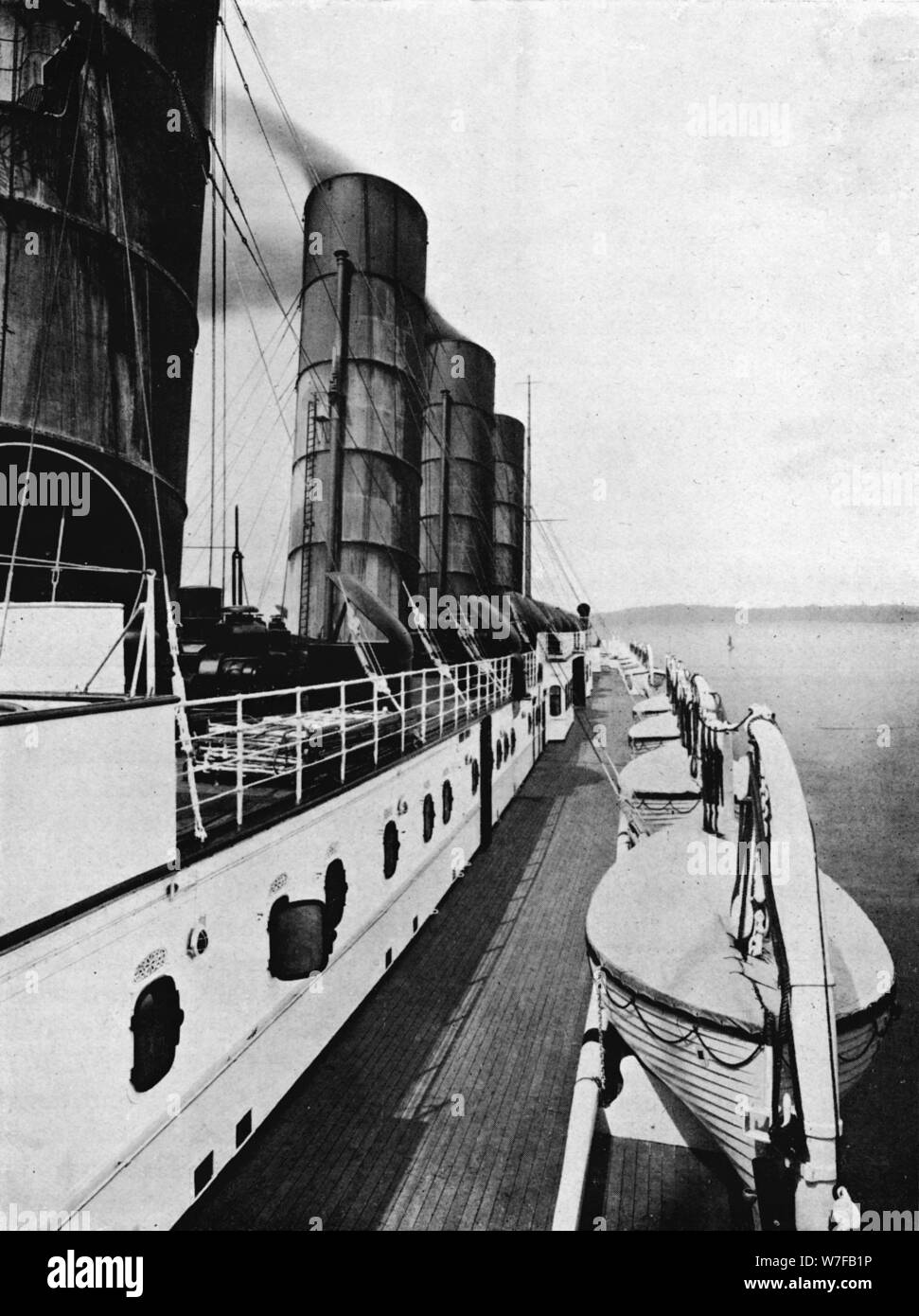 "La cubierta de la embarcación de la Lusitania, mostrando los botes salvavidas", 1915. Artista: Desconocido. Foto de stock