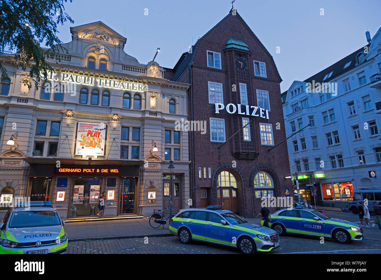Teatro St. Pauli y la estación de policía Davidwache (David watch), Reeperbahn, Sankt Pauli, Hamburgo, Alemania. Foto de stock