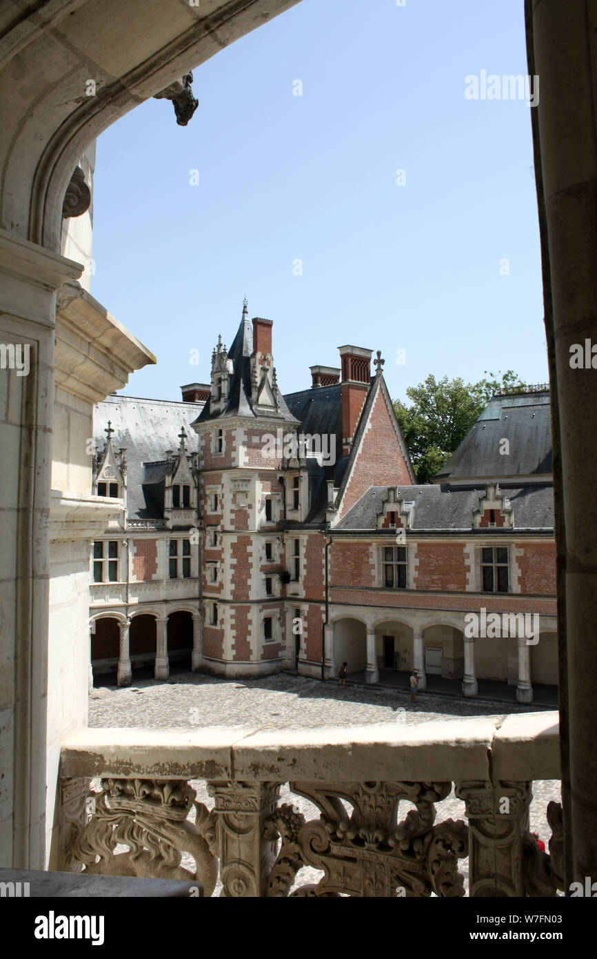 Château Royal de Blois, Loir-et-Cher, Centro, Francia. Patio de Honor y la capilla Saint-Calais Foto de stock