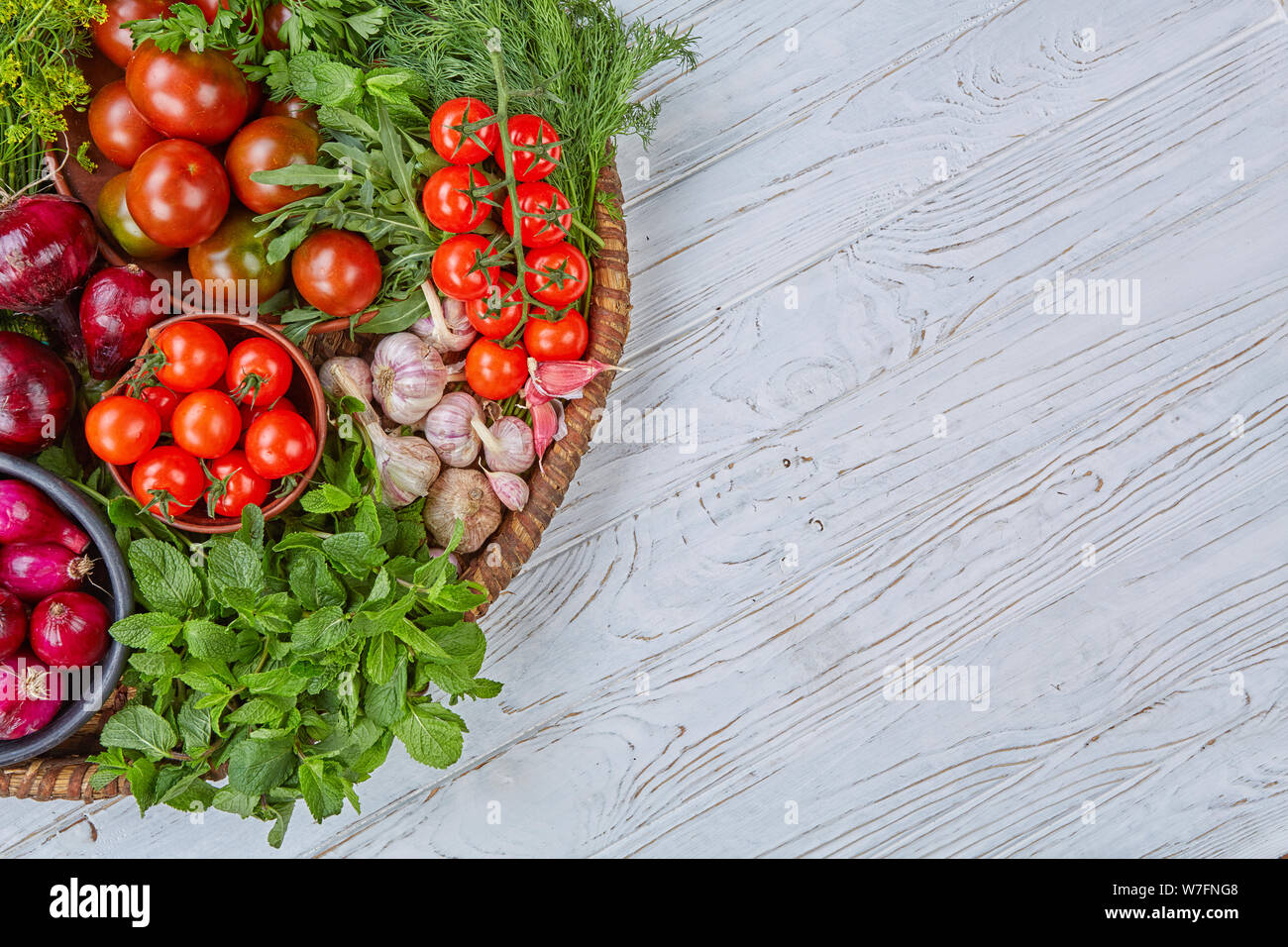 Verduras variadas en una cesta grande. Desayuno para vegetarianos. Foto de stock