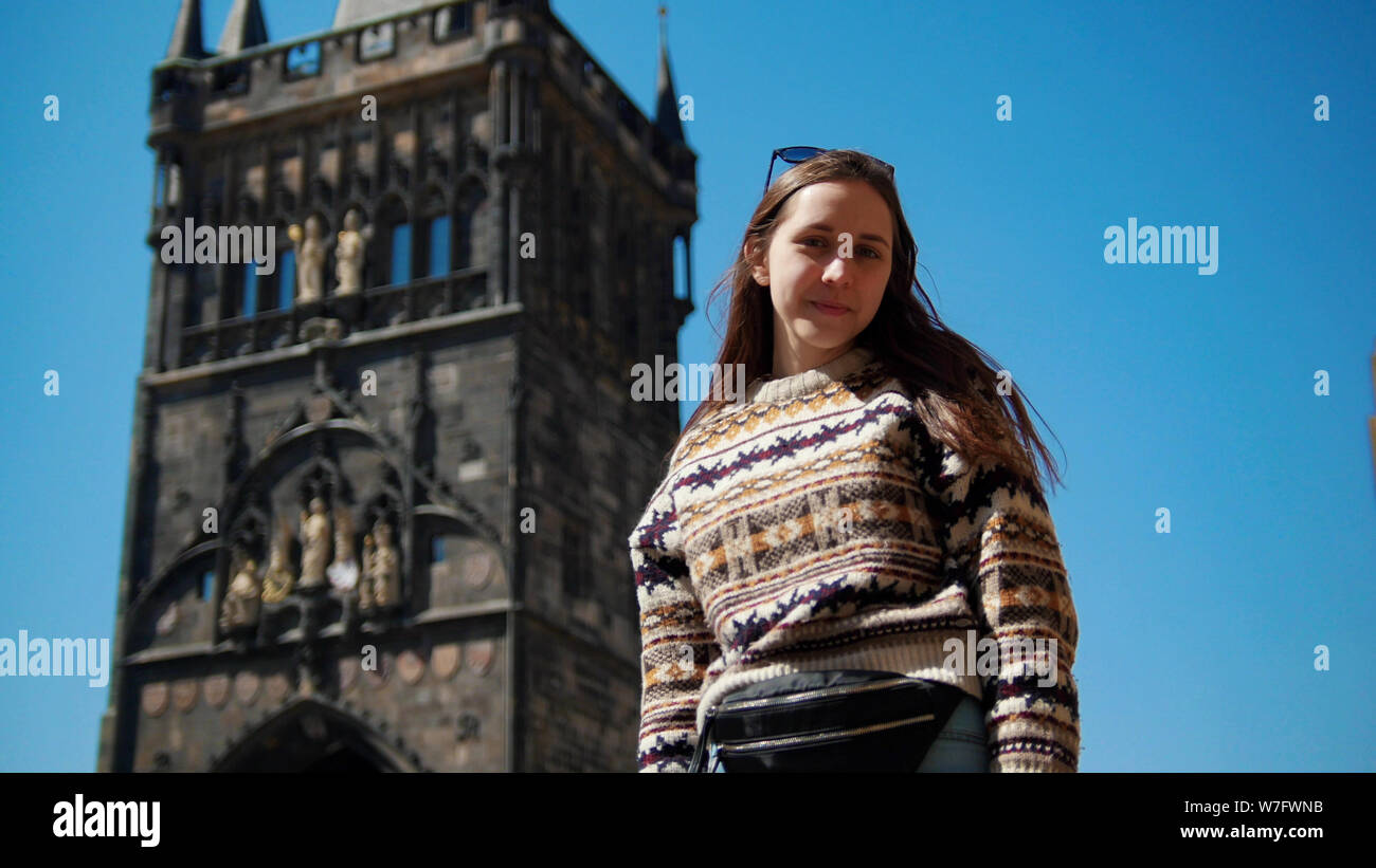 Mujer joven posando para la foto y en el fondo de la torre. República Checa, Praga Foto de stock