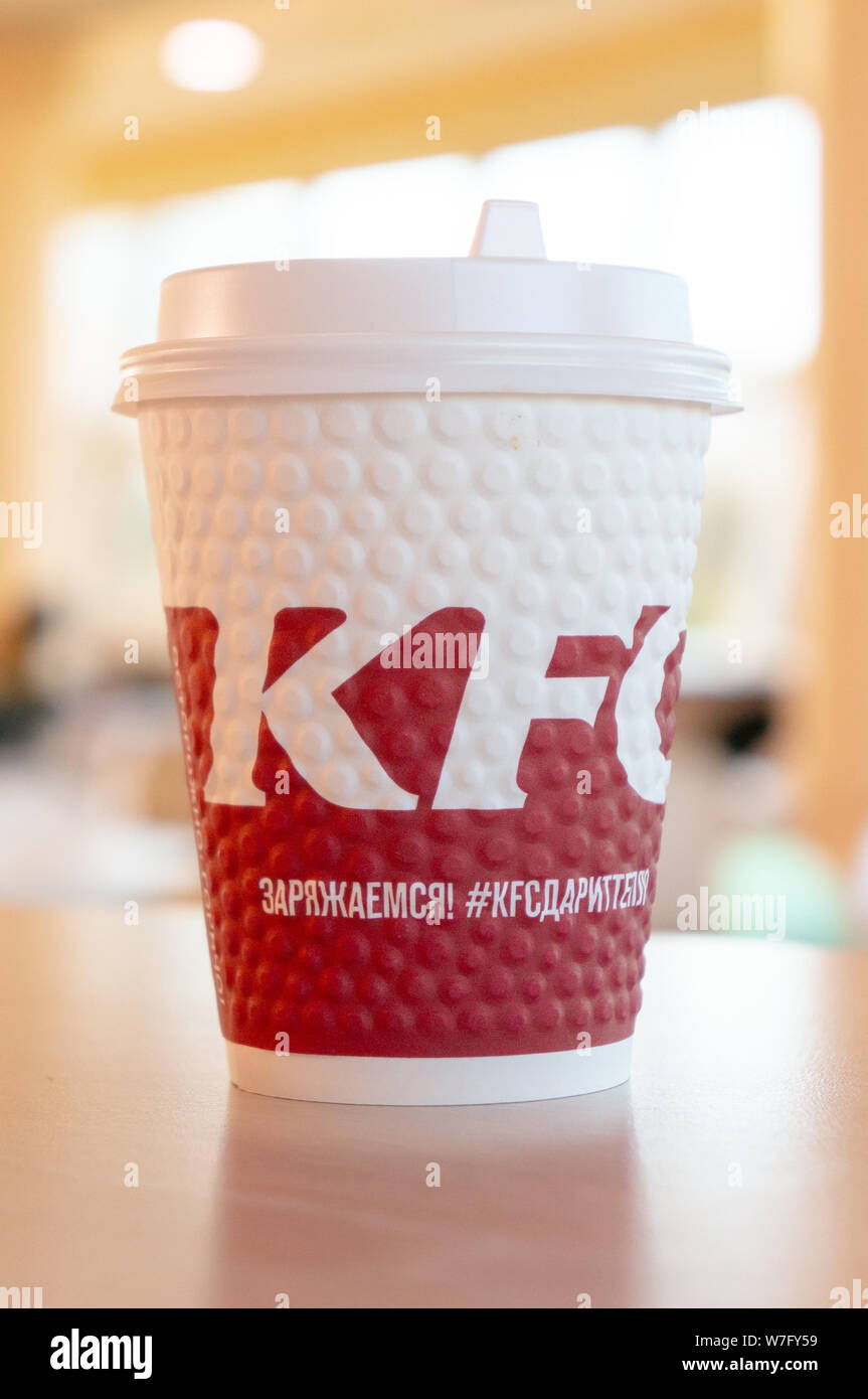 Moscú, Rusia, 11 de octubre de 2018 : café en vasos de papel con KFC logo  sobre la mesa en un KFC Fotografía de stock - Alamy