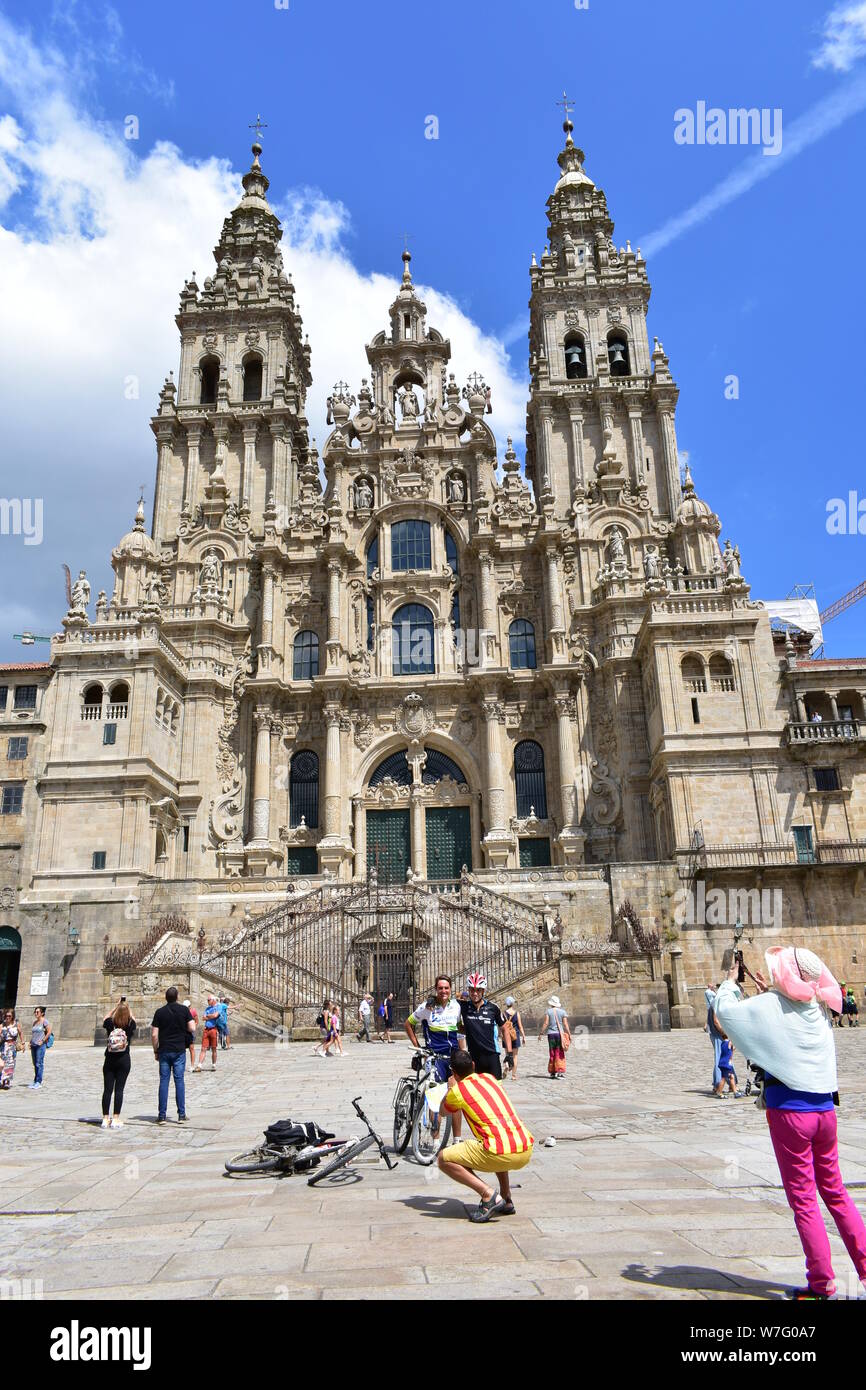 Catedral y peregrinos tomando fotografías. Santiago de Compostela, España. El 3 de agosto de 2019. Foto de stock