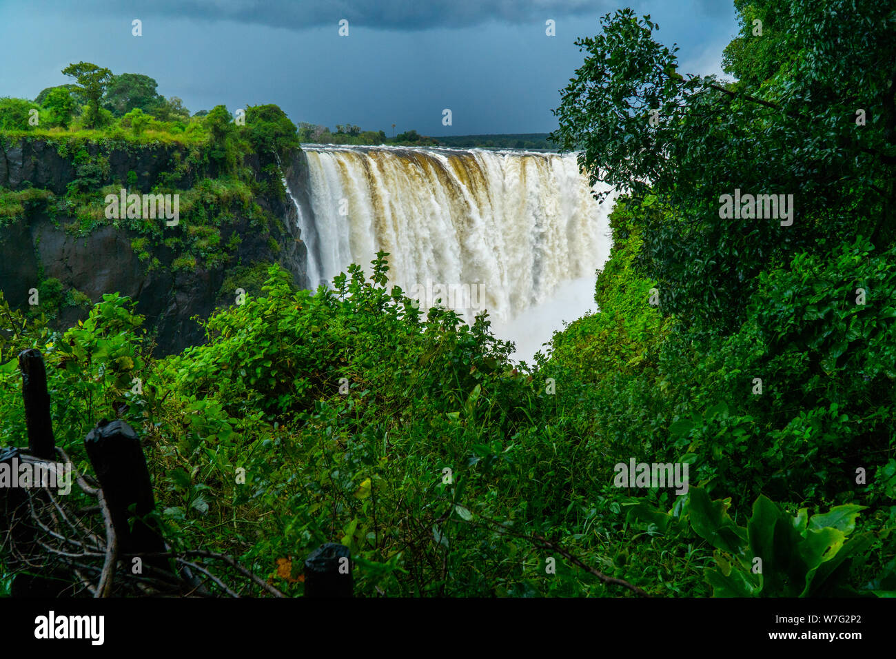 Victoria Falls es una cascada en el África meridional en el río Zambezi, en la frontera entre Zambia y Zimbabwe. Foto de stock