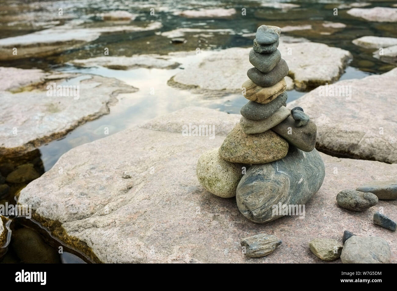 Piedras apiladas en la orilla de un río. Foto de stock