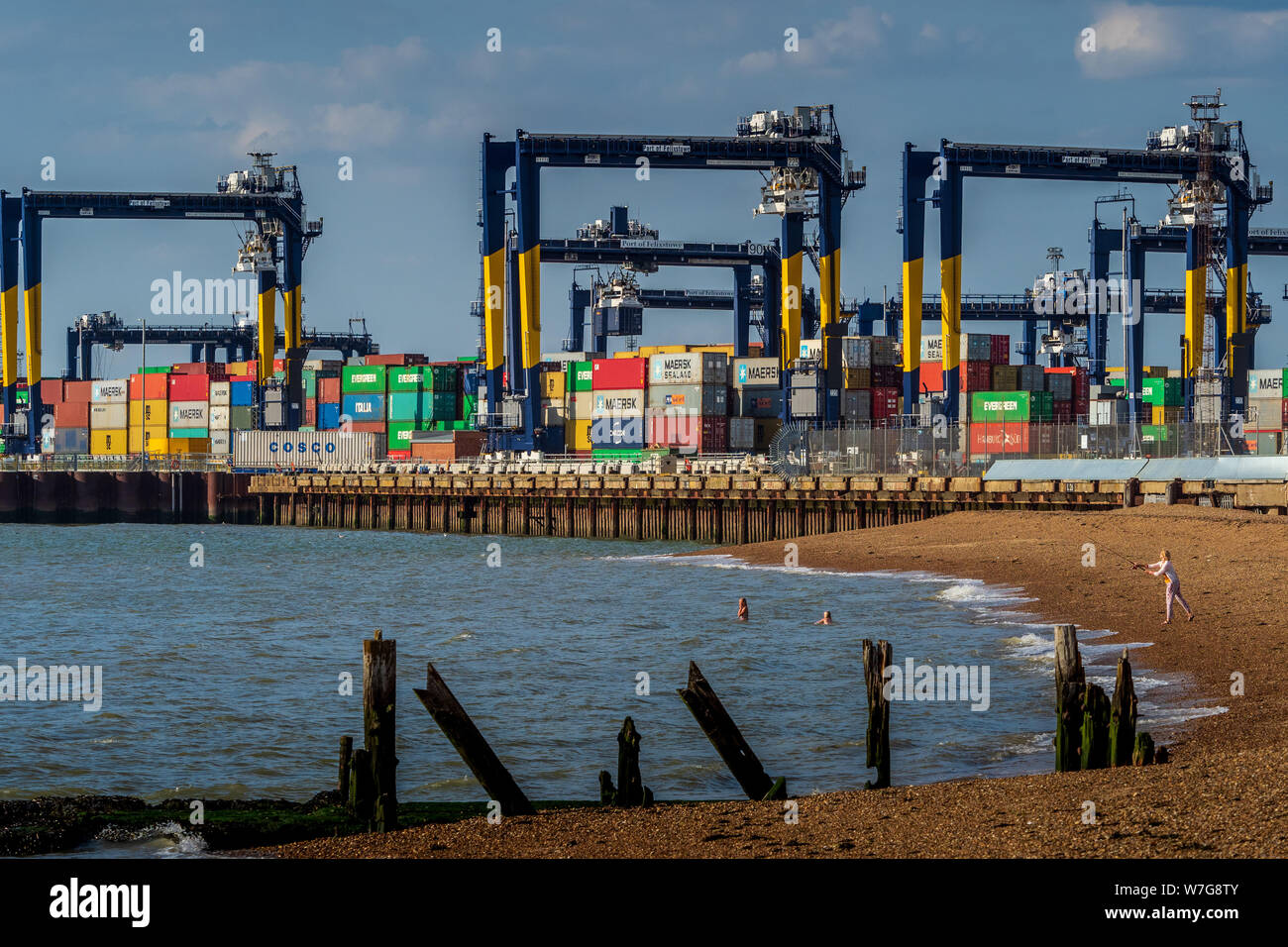 Envío de contenedores en el puerto de contenedores de Felixstowe en Suffolk del este de Inglaterra. El puerto de Felixstowe es el puerto de contenedores más grande del Reino Unido. Foto de stock