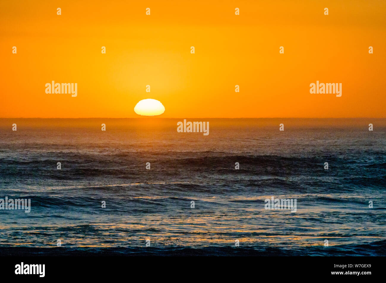El sol sobre el horizonte del océano Atlántico Foto de stock
