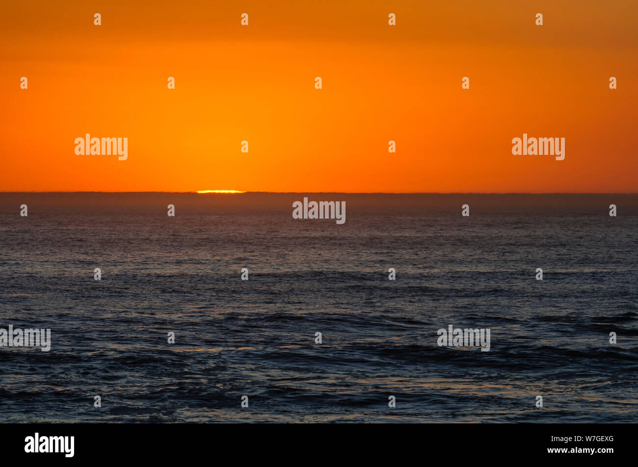 El sol sobre el horizonte del océano Atlántico Foto de stock