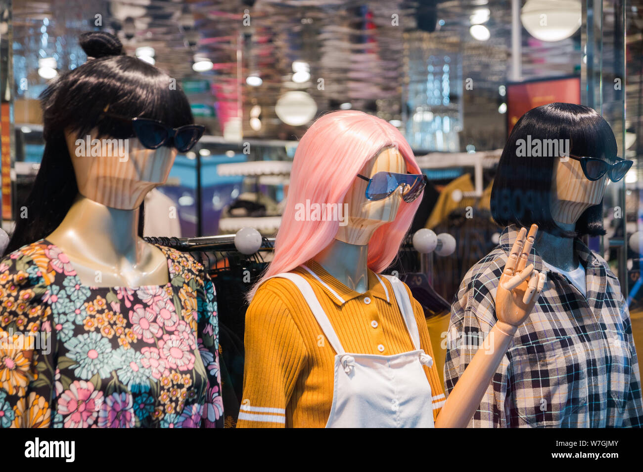 Maniquíes con ropa moderna en tienda de moda ventana de visualización  Fotografía de stock - Alamy