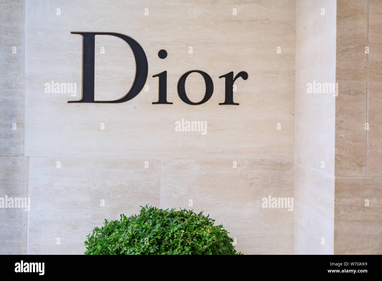 La moda marca Dior logotipo en la tienda exterior en New Bond Street, Mayfair, London, UK Foto de stock