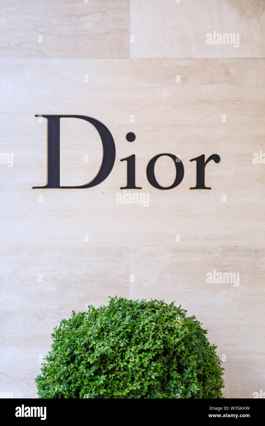La moda marca Dior logotipo en la tienda exterior en New Bond Street, Mayfair, London, UK Foto de stock