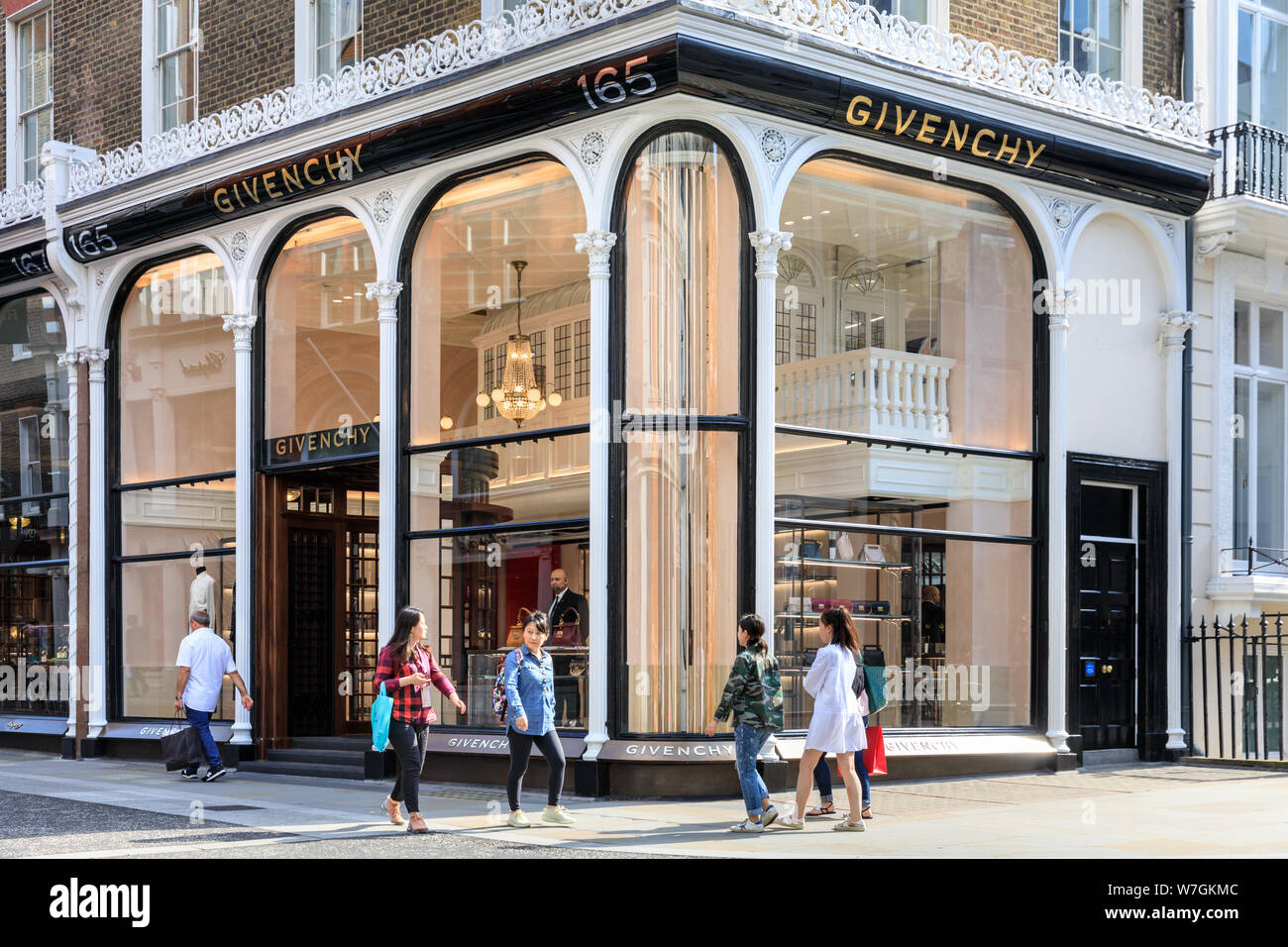 Moda y accesorios de la marca Givenchy Retail Store, la tienda exterior en  New Bond Street, Mayfair, London, UK Fotografía de stock - Alamy