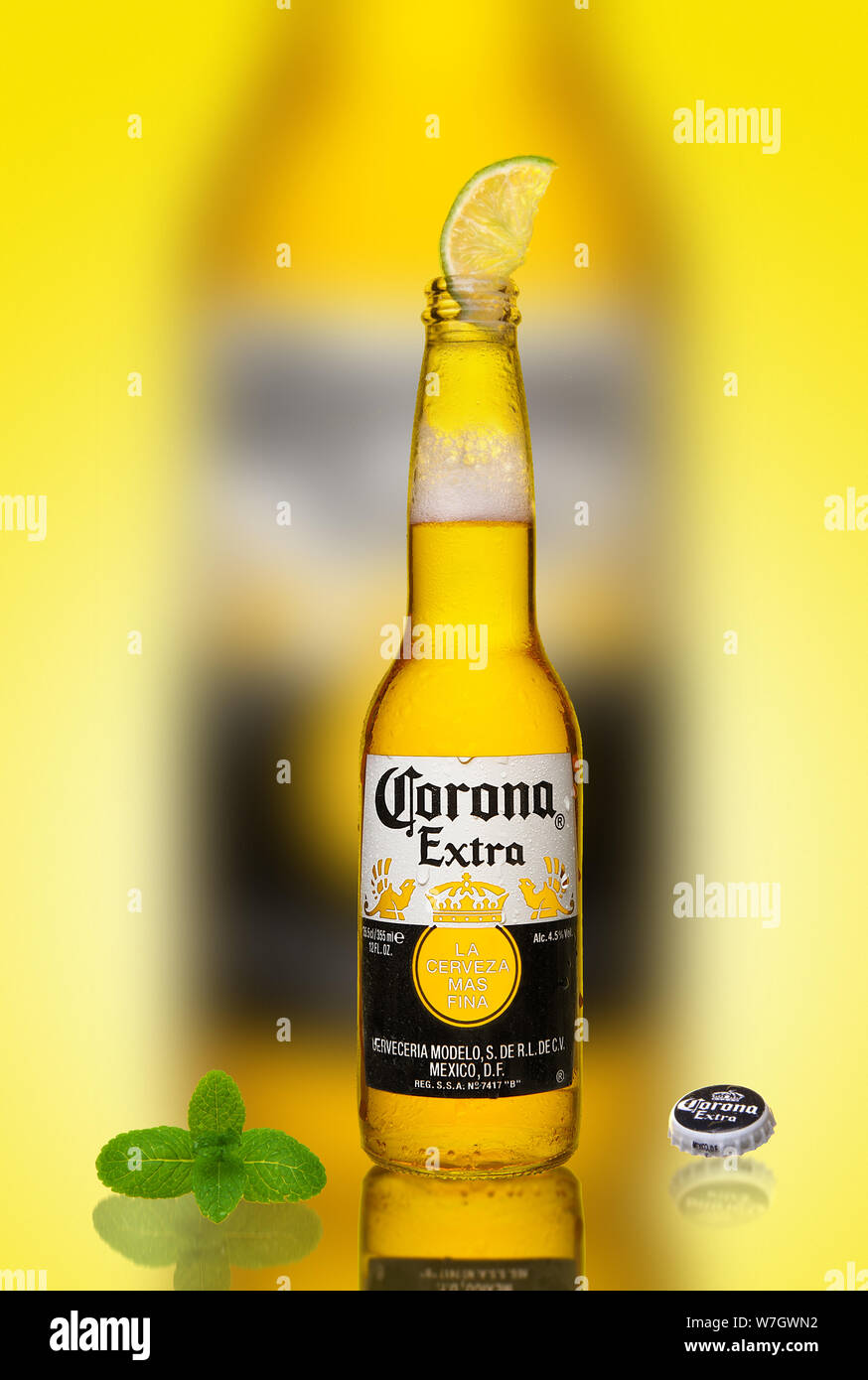 Los Angeles, CA: la foto de una botella de 12 onzas de cerveza Corona  Extra. Gotas de agua en una botella. Corona es producida por Grupo Modelo  con Anheuser Busch InBev Fotografía