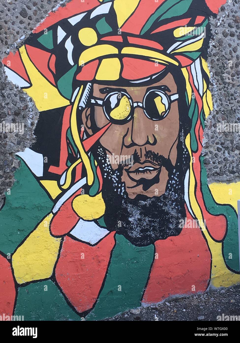 Dibujo de pared, pinturas en las calles de la ciudad de Odesa, Ucrania, un  retrato de una ilustración de Bob Marley en ochki y una tapa de color  Fotografía de stock -