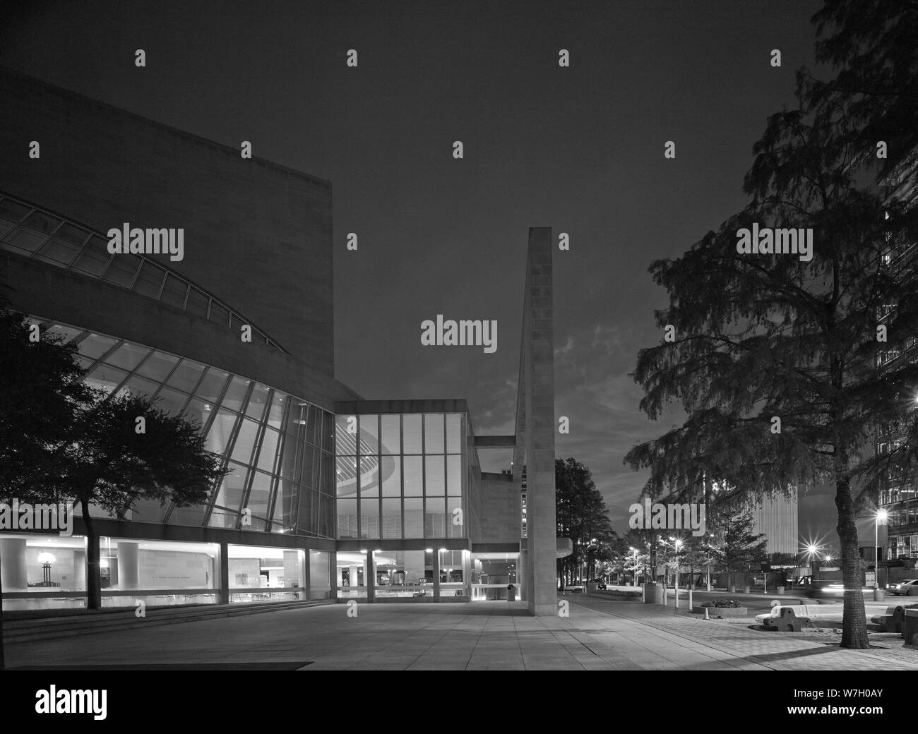 Imagen en blanco y negro del Morton H. Myerson Symphony Center, que abrió sus puertas en 1989 en el Distrito de Artes de Dallas, Texas Foto de stock