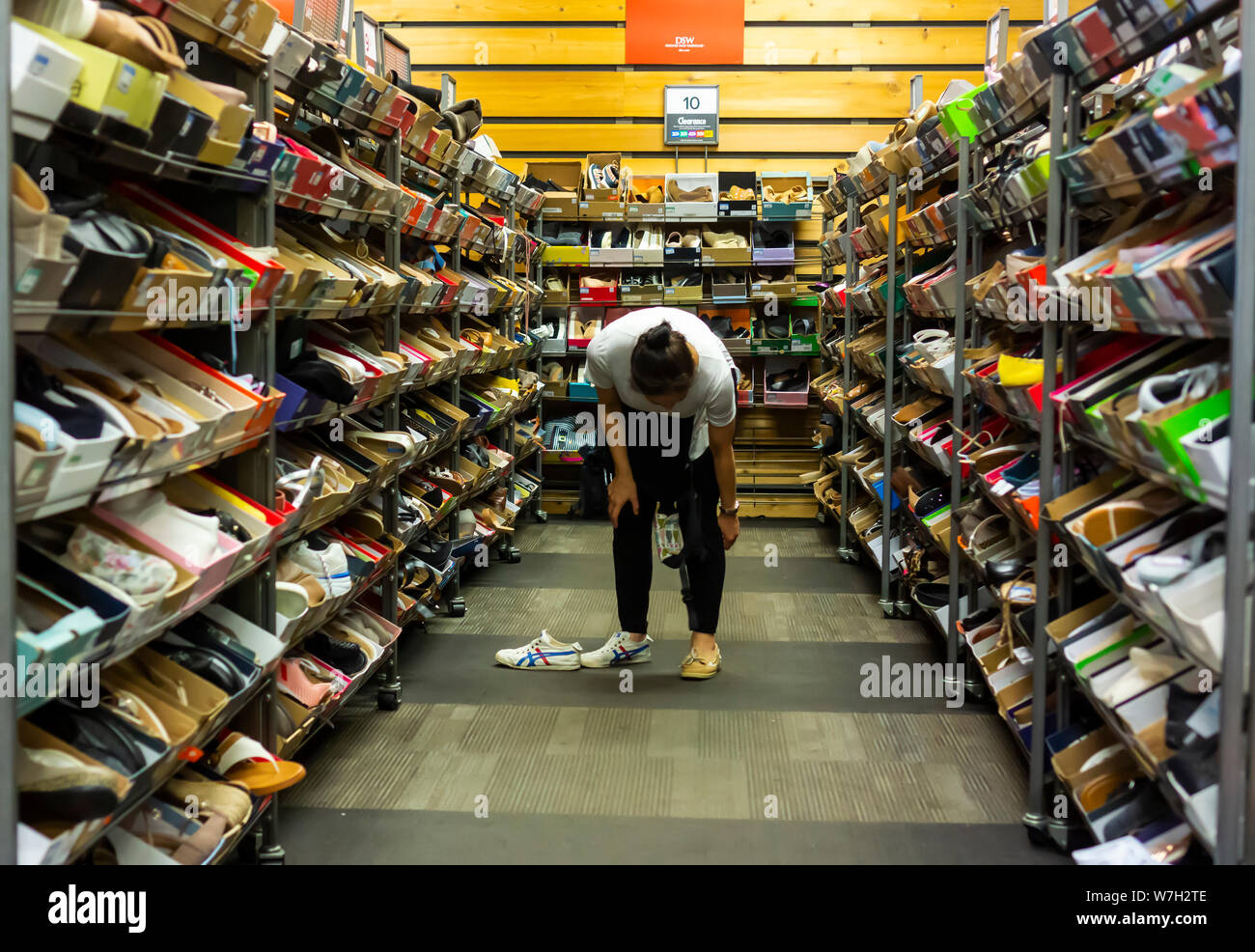 Los compradores en una tienda de zapatos DSW en Herald Square en Nueva York  el viernes, 2 de agosto de 2019. El calzado que se espera que sea víctima  de la escalada
