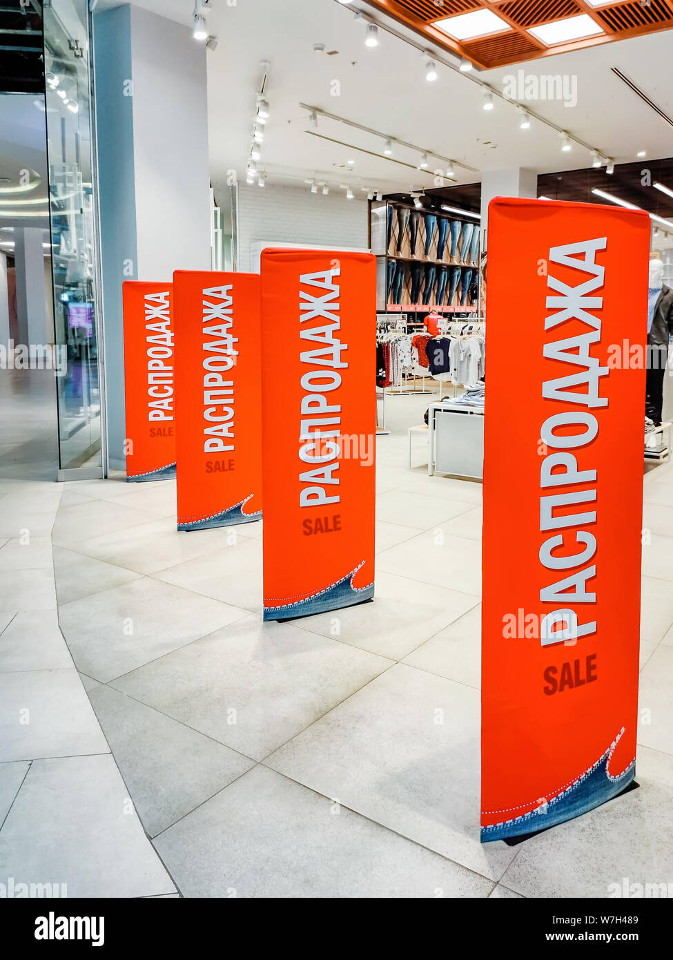 Descuentos De Temporada En La Tienda Banderas Rojas Con Venta De Texto En Ruso E Ingles En Un Escaparate En La Entrada De La Tienda Negro Fotografia De Stock Alamy