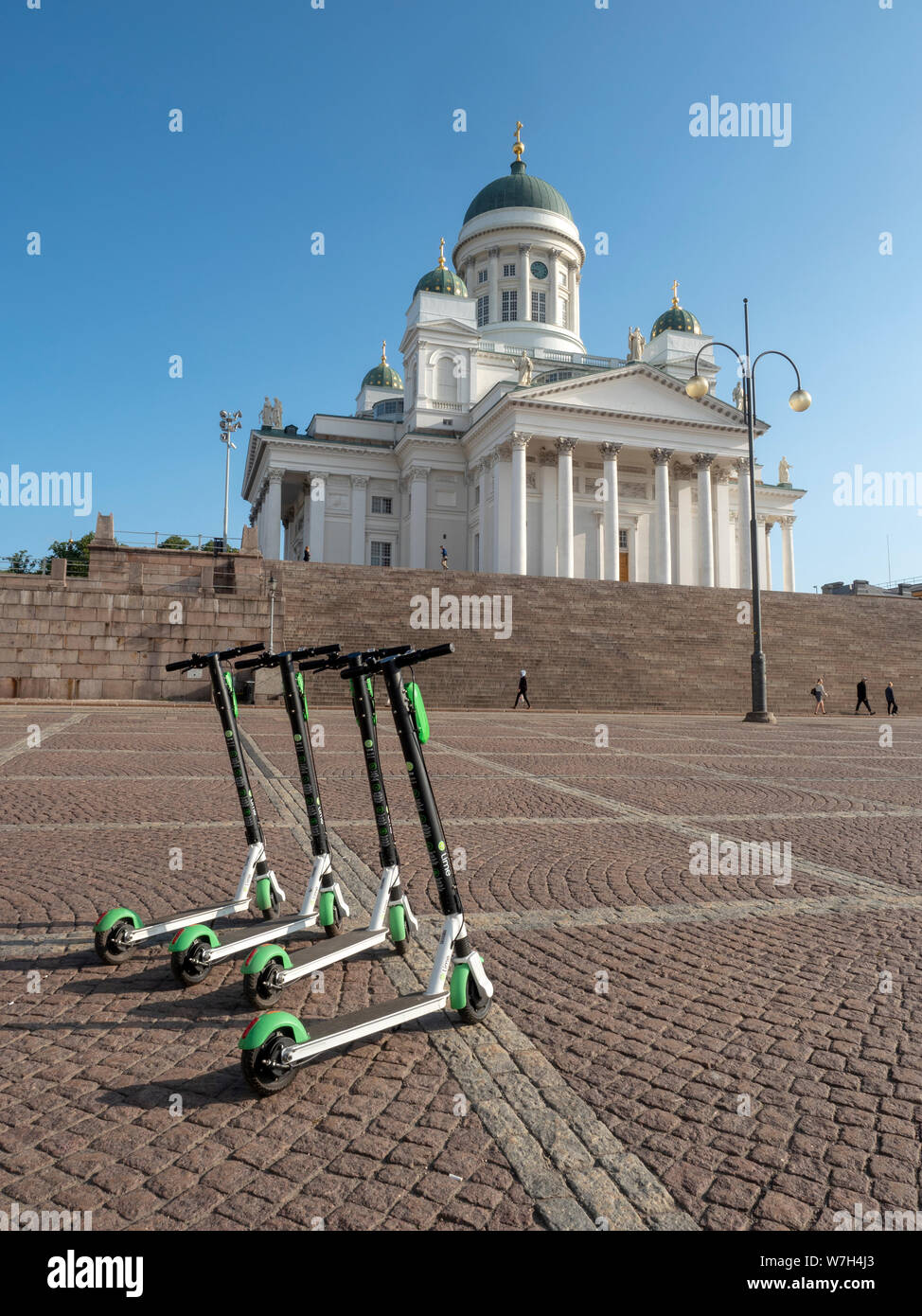 Scooters eléctricos fuera de Catedral de Helsinki, Finlandia Foto de stock