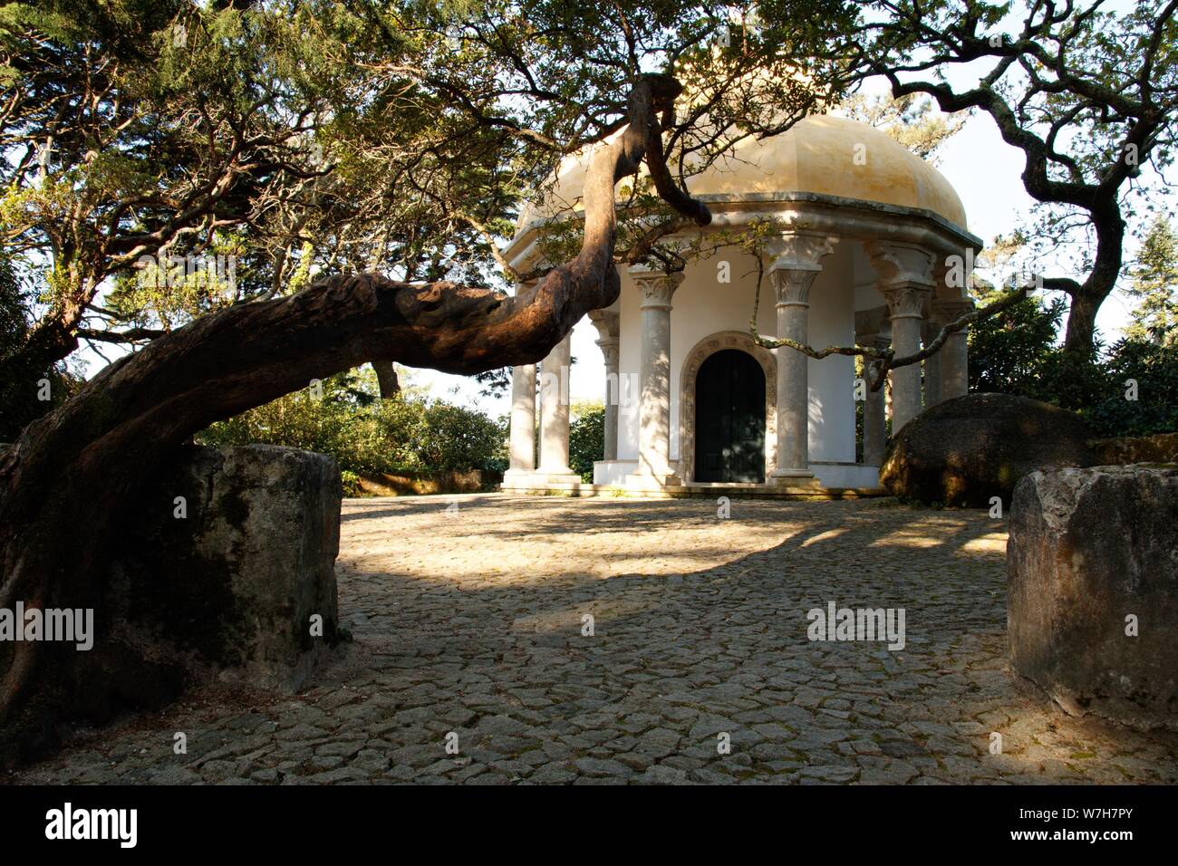 Junto a Lisboa puede encontrar Sintra, que es famoso por su castillo Palácio Nacional da Pena los jardines Foto de stock