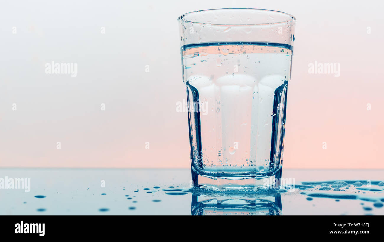 Agua de soda carbonatada en vaso para beber - refrescante espumoso espumoso líquido mineral Foto de stock