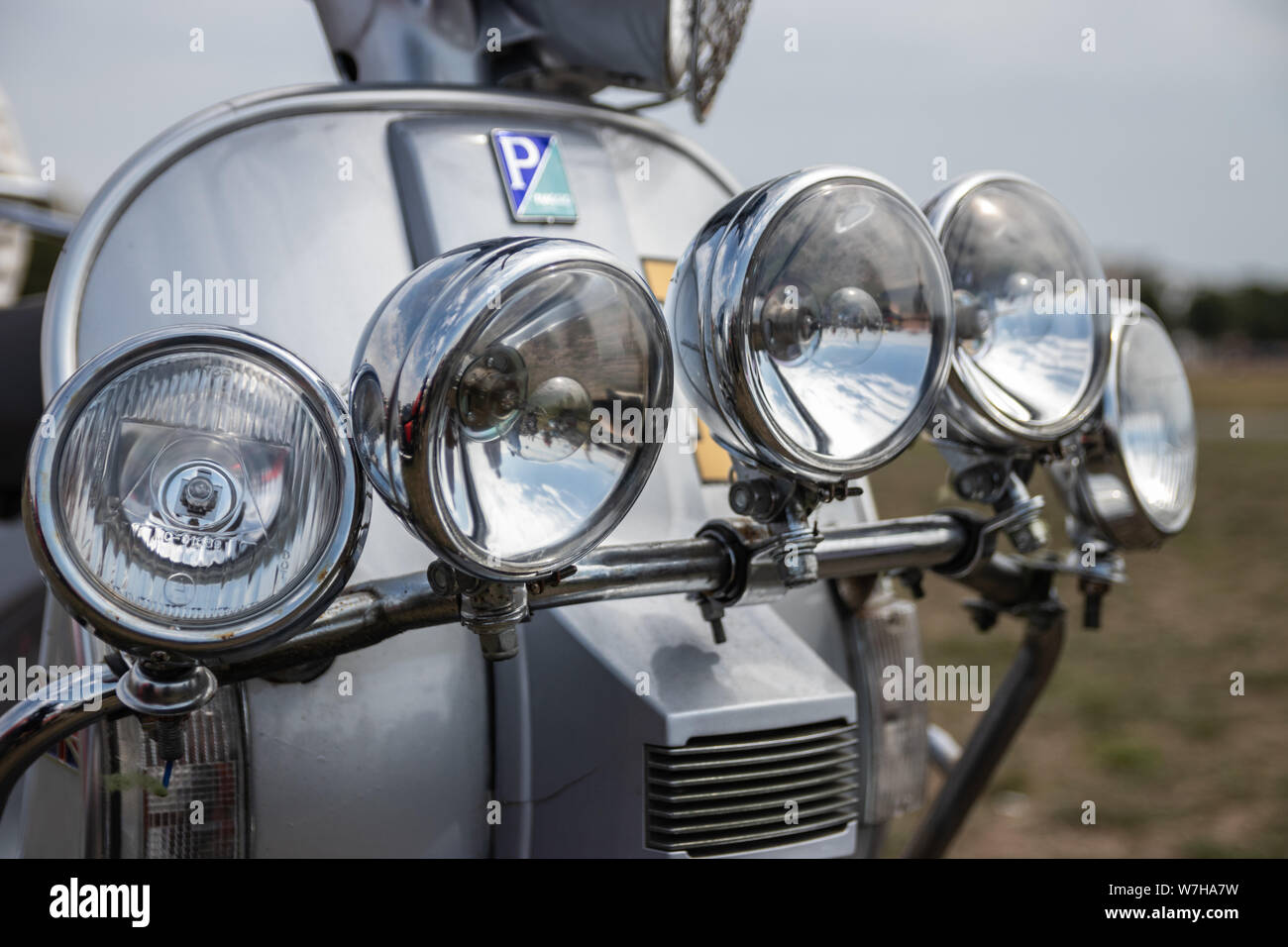 Primer plano de los faros en un cromo vintage moto o scooter Foto de stock