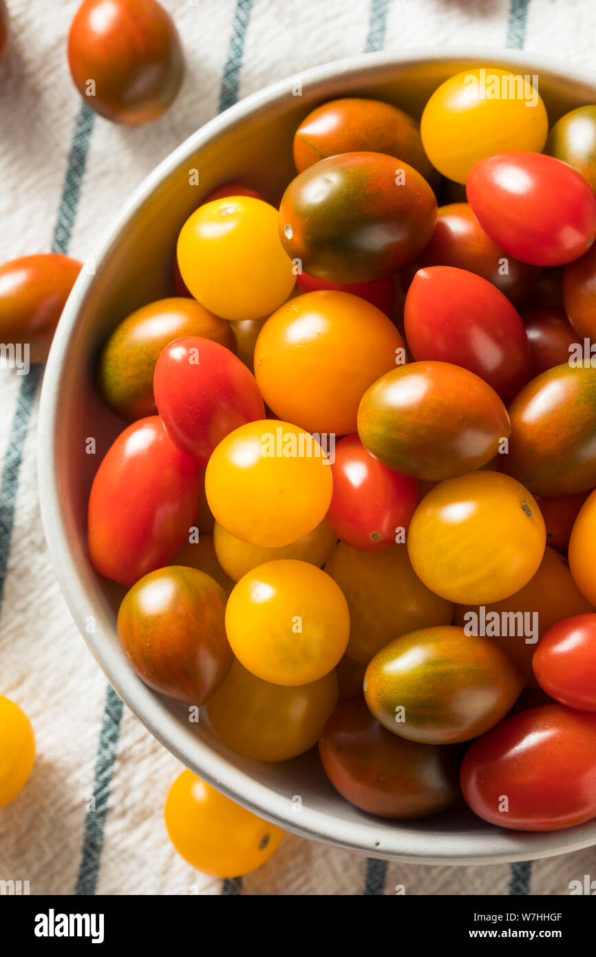 Raw reliquia orgánicos tomates cherry listos para comer Foto de stock