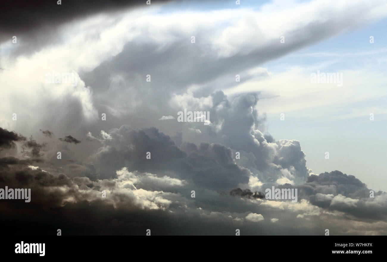 Las nubes de la tormenta y la lluvia, la turbulencia, acercándose, en el Mar del Norte, turbulento, cielo, cielo, meteorología, clima, Norfolk, Inglaterra Foto de stock