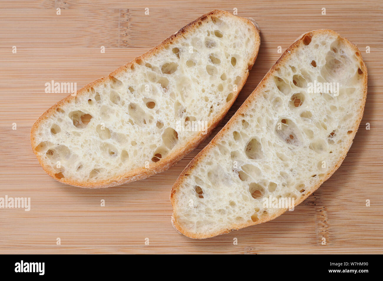 Rebanadas de pan sobre la placa de corte Foto de stock