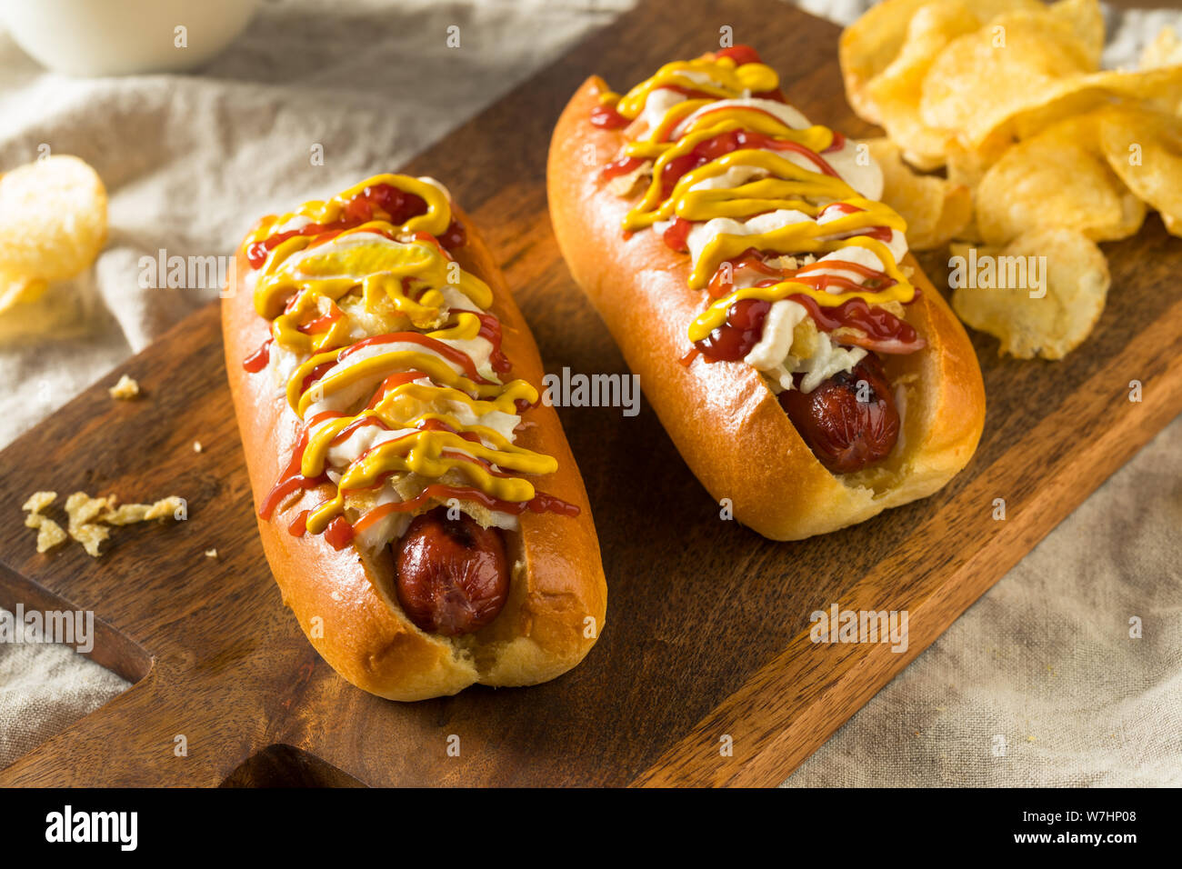 Los perros calientes colombianas caseras con patatas fritas, mayonesa de  mostaza y ketchup Fotografía de stock - Alamy