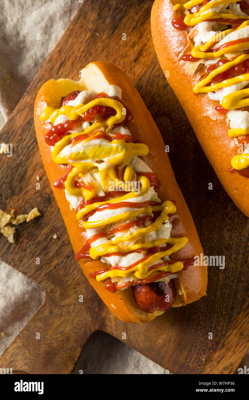 Los perros calientes colombianas caseras con patatas fritas, mayonesa