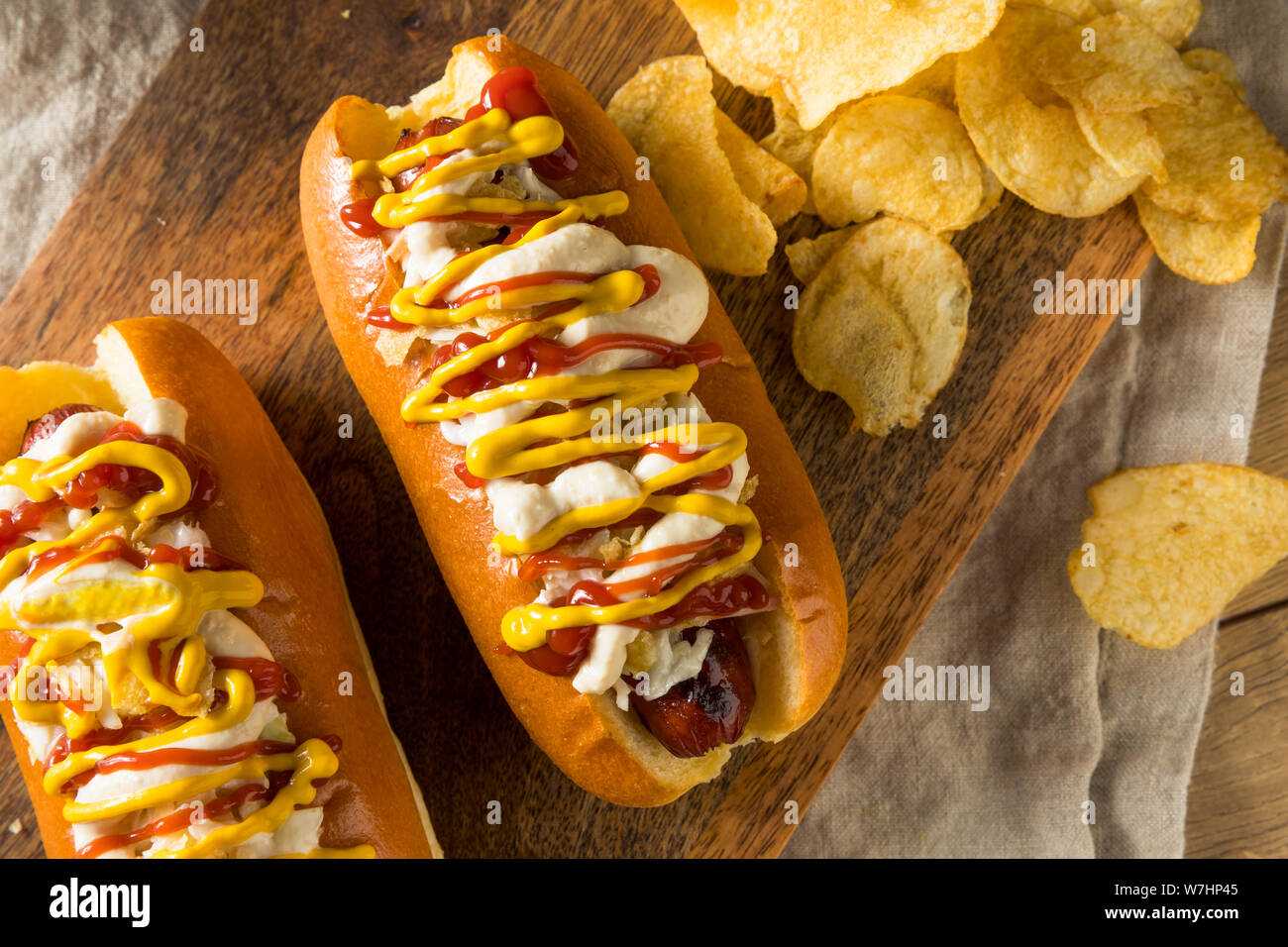 https://c8.alamy.com/compes/w7hp45/los-perros-calientes-colombianas-caseras-con-patatas-fritas-mayonesa-de-mostaza-y-ketchup-w7hp45.jpg