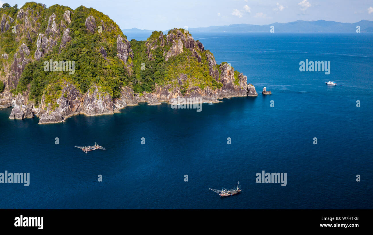 Un gran número de barcos de pesca fuera de una remota isla tropical en el archipiélago de Mergui, Myanmar Foto de stock