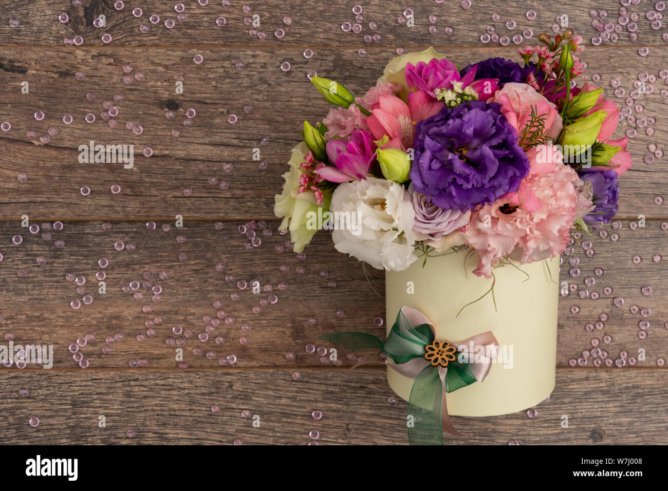 Arreglos florales centro de mesa para bautizo sobre fondo de madera  Fotografía de stock - Alamy
