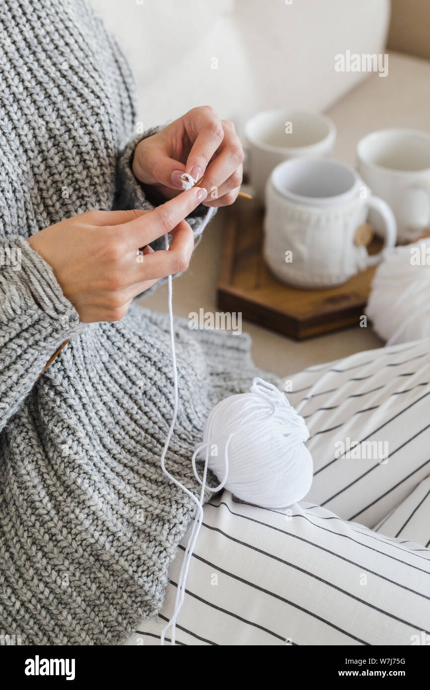 Сайт сижу вяжу. Магдалена нойнер вязание. Cloudlet технология. Крупная вязка косичкой полотно. Женщина вяжет сидя.