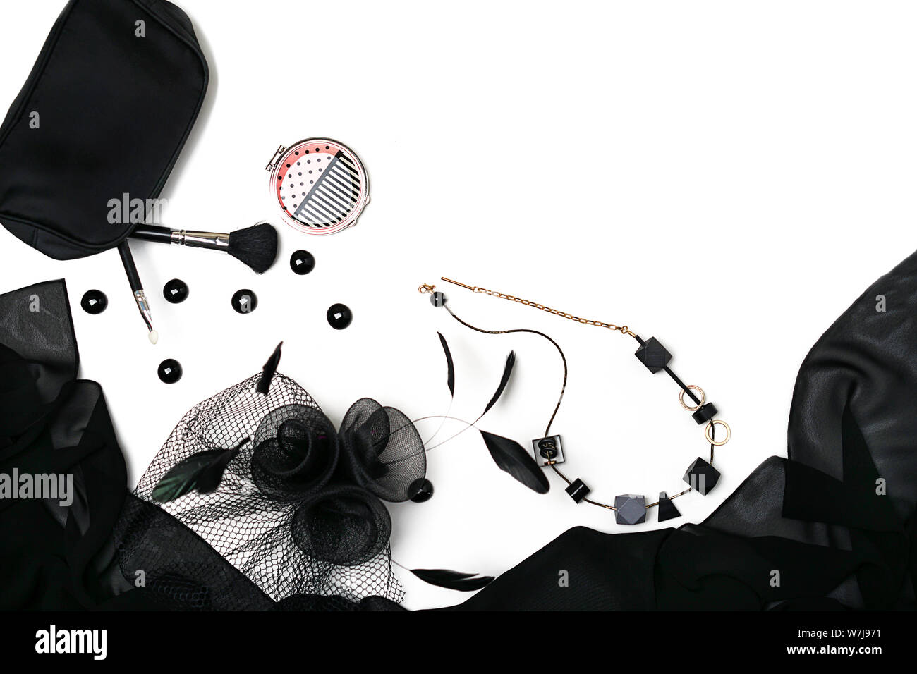 Fiesta de halloween ropa femenina accesorios colección negro sobre fondo  blanco, zapatos, telas con cráneos, sombreros, joyas, maquillaje, bolso.  Plana, laicos top vi Fotografía de stock - Alamy