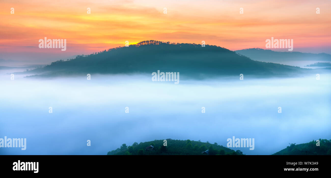 Amanecer en la meseta de montaña del valle cubierto de niebla en Da Lat, Vietnam. Todos crear maravillosas vistas en la mañana del hermoso nuevo día Foto de stock