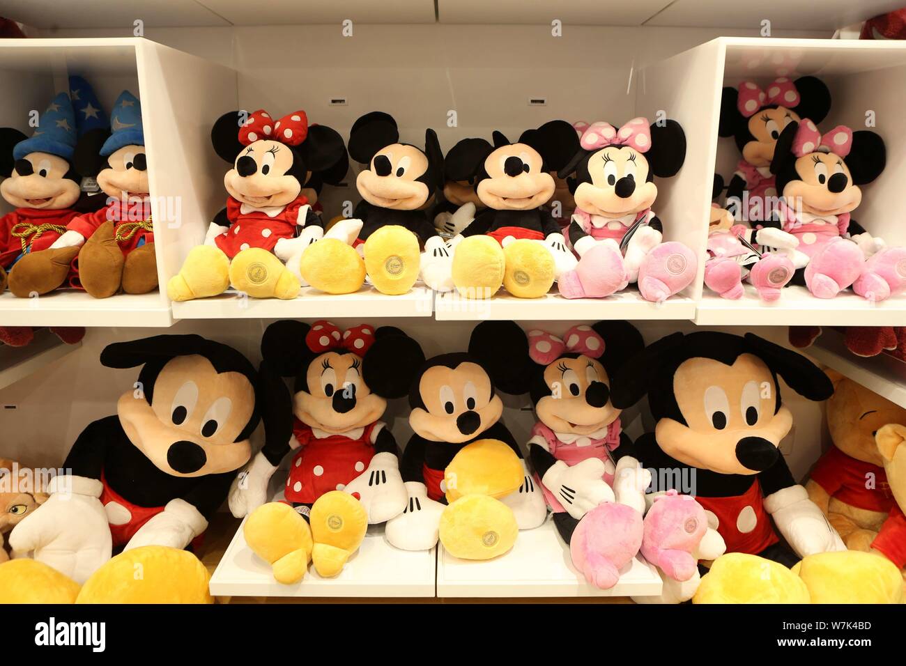 Mickey Mouse y Minnie Mouse muñecas están a la venta en el segundo de China  en la tienda Disney Store HKRI Taikoo Hui shopping mall en Shanghai, China,  2 de septiembre de