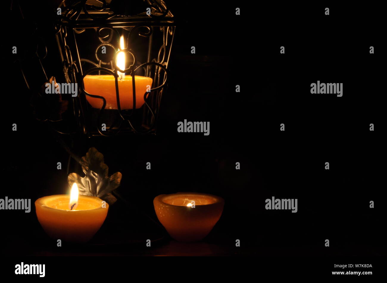 https www alamy es lampara de vela que brilla en la oscuridad challis llama composicion artistica la iluminacion image262881846 html